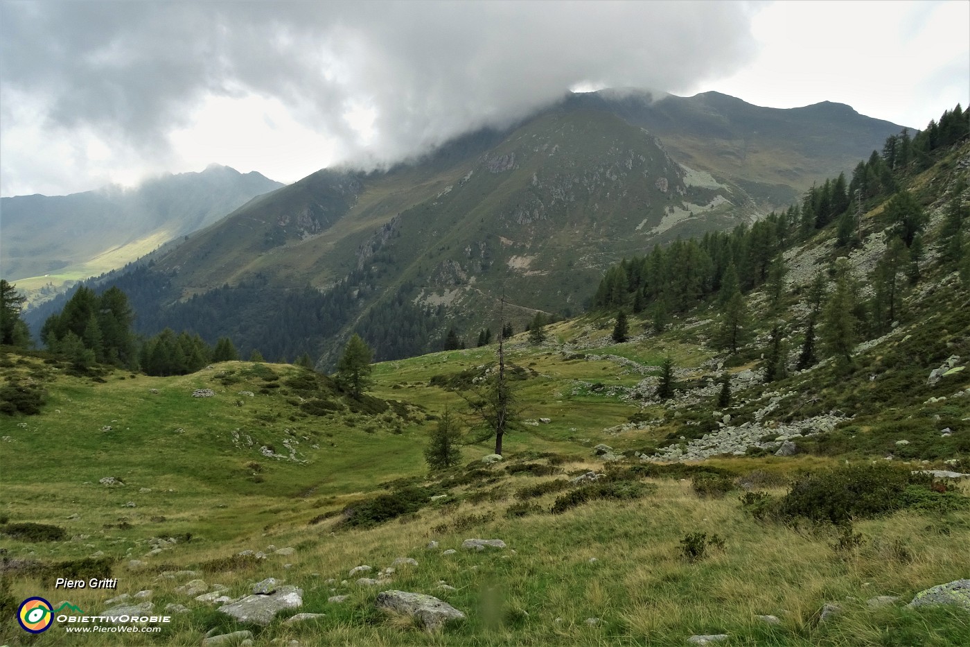 76 Per traccia di sentiero a dx a riprendere il sent. 101 di rientro alla Baita del Camoscio.JPG